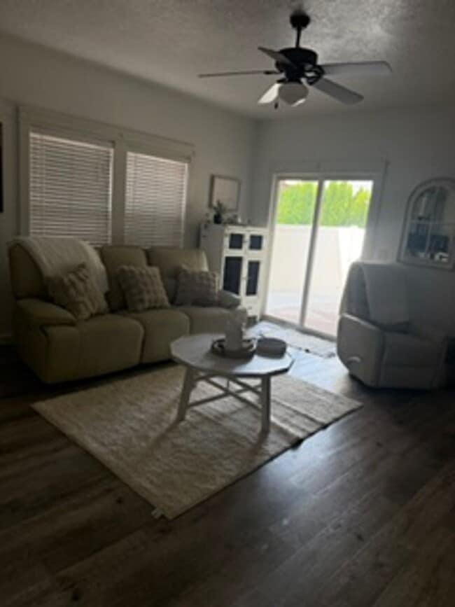 1572 W Loretta St