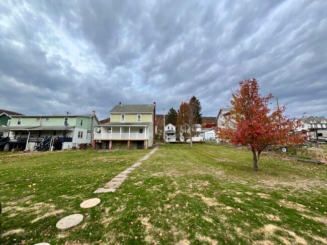 Photo - 423 Center St