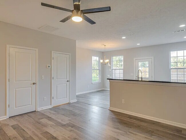 Photo - 411 Longfellow Ln