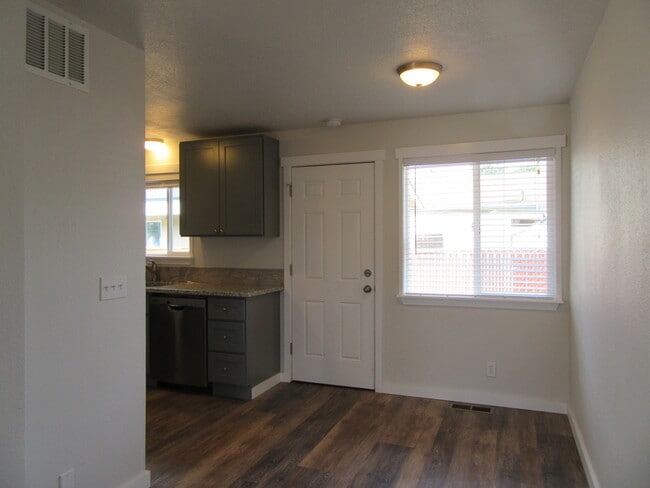 Photo - 2 bedroom 1 bath duplex in downtown Kent