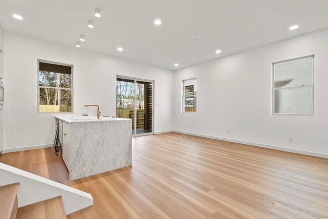 Photo - 137 Lakepointe Cove