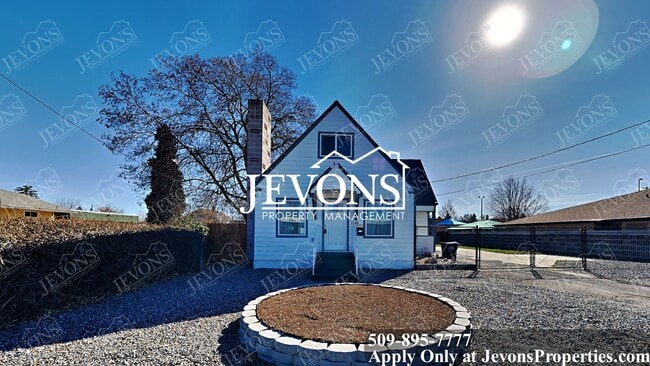 Building Photo - Explore this attractive property in Yakima with 3 bedrooms and 1 bathroom