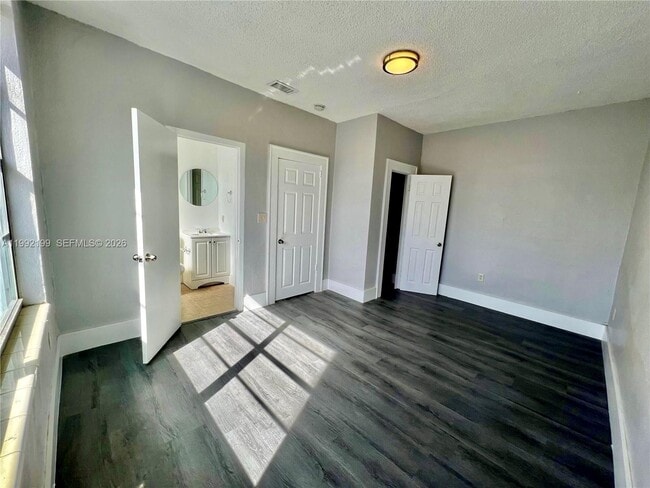 Photo - 301 SW 10th Ave Unidad 1