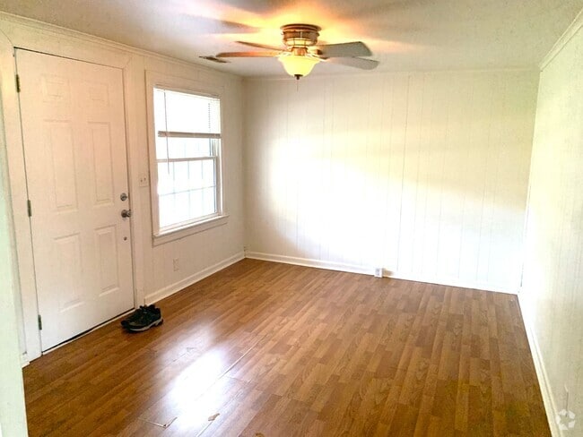Building Photo - 2 Bedroom 1 Bath Duplex with Great Yard!  ... Rental