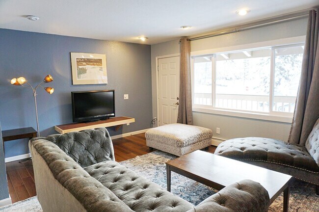 Photo - 1020 Friendly Ln