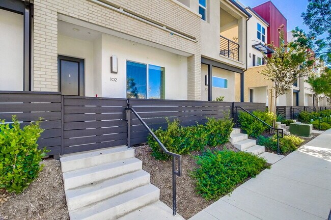 Photo - Welcome to your modern La Mesa townhome wi... Unidad #102