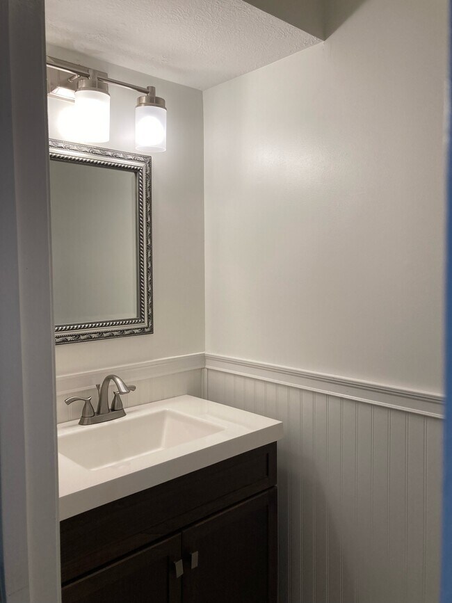 1/2 baño en el primer piso - 2 baños completos en el piso superior - 947 Lora Ln