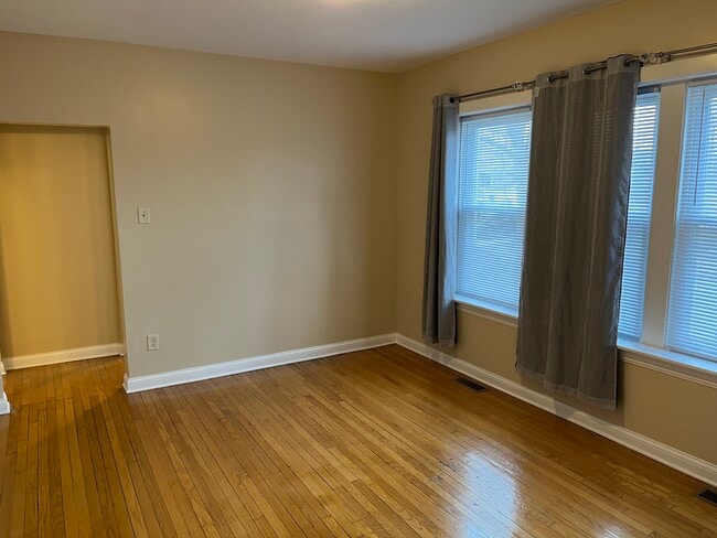 Dining room - 8400 S Oglesby Ave Unit Apartment 1