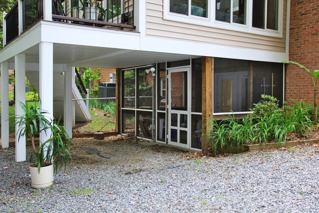 Entrada privada con estacionamiento cubierto y porche cubierto. - 813 Spring Valley Drive