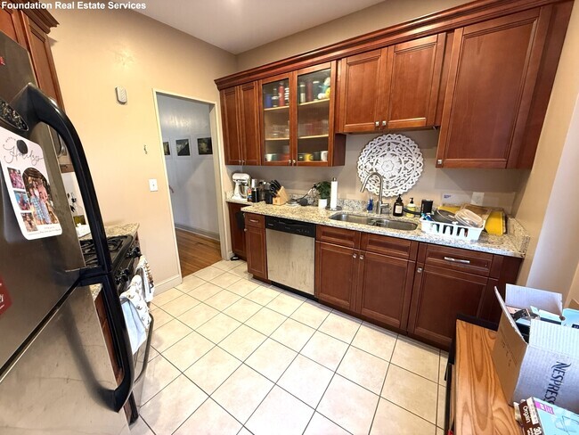 Building Photo - 136 Sutherland Rd Unit 3 Rental