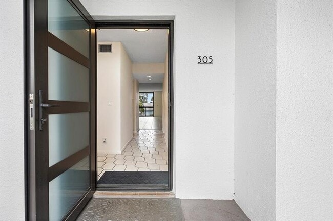 Photo - 2707 NE 14th Street Causeway Unit 305