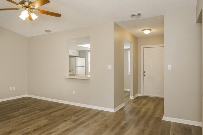 Photo - 2102 Thames Rd SE