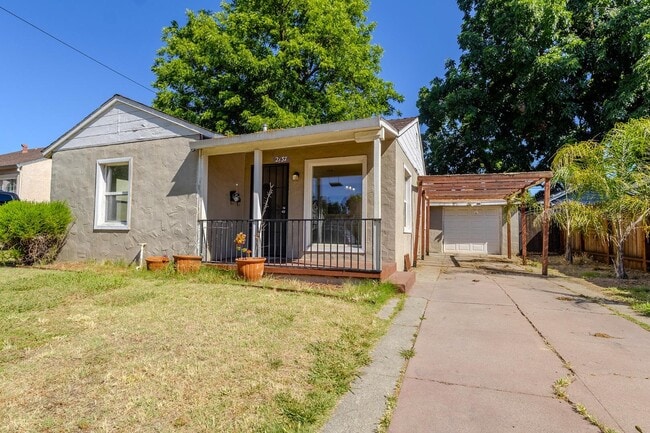 Photo - 2137 Raymond Ave