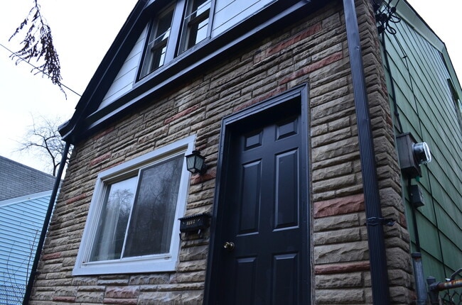 Building Photo - 1009 St Martin St