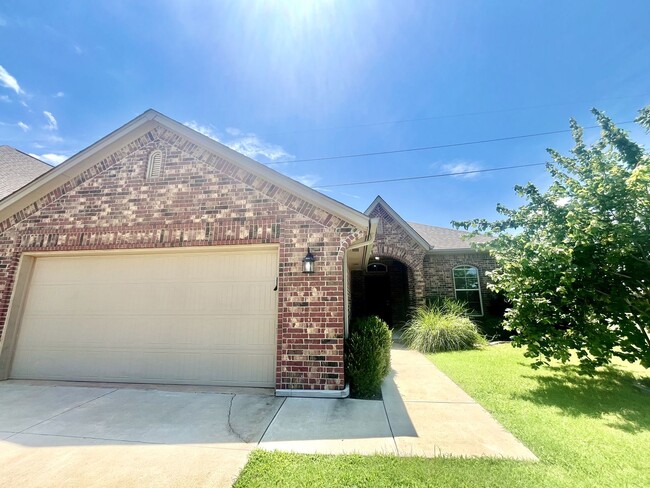 Building Photo - For Rent: 4 Bed | 2 Bath | Spacious Yard |... Rental