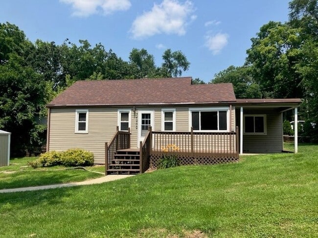 Building Photo - 3-Bedroom 1 Bathroom Lake House!
