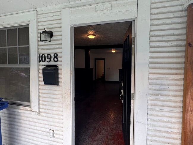 1098 Miller Ave