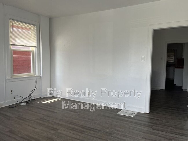 Building Photo - 119 E Scull St Rental