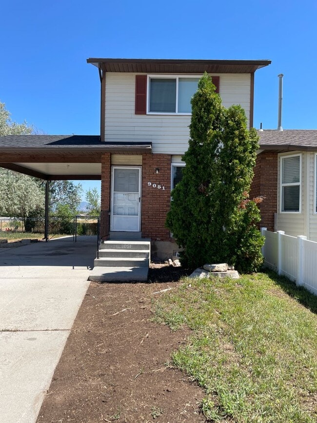 Building Photo - 2 Bedroom, 1.5 Bathroom Twin Home in West ...