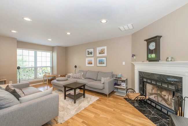 Living rm w frpl - 50 Pine St Unidad 8J