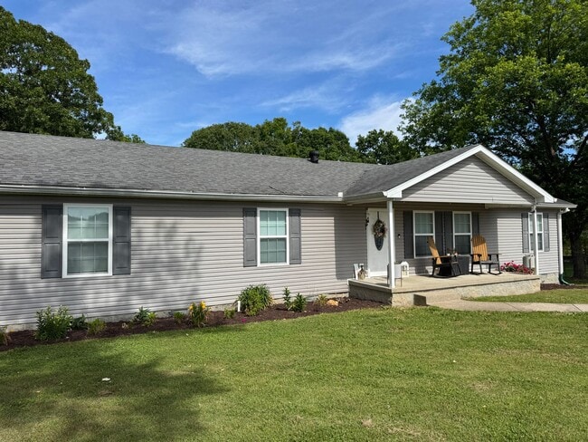 Building Photo - Country living on the outskirts of Nashville with 4 large beds, 2 baths, a bonus room and over an...