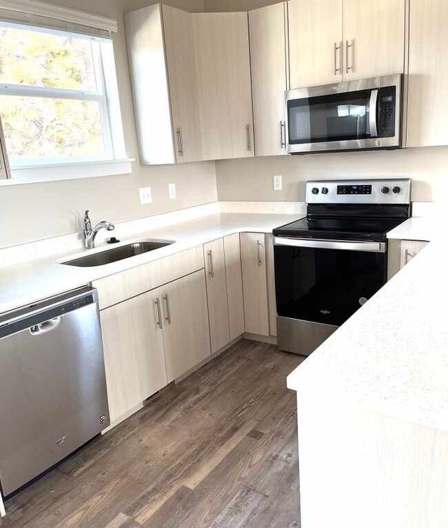 Photo - 484 W State St