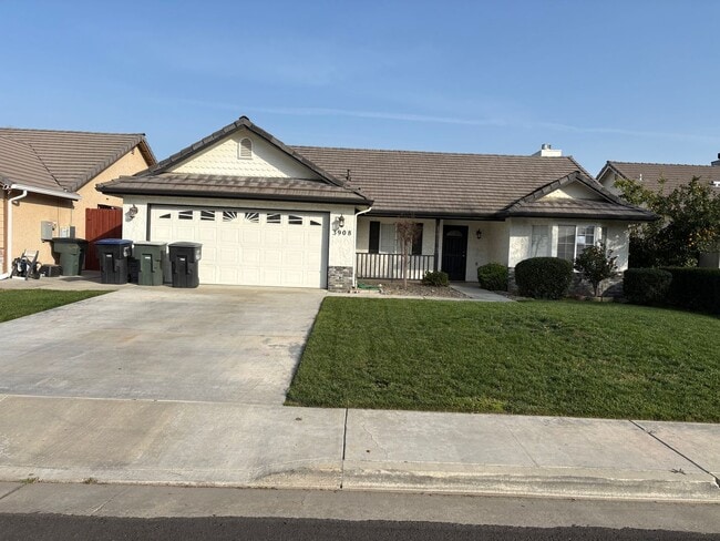 Building Photo - SW Visalia Home Available Now!