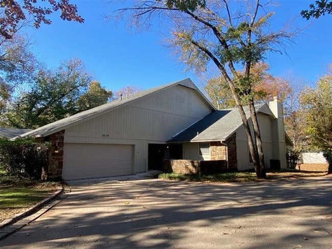 Building Photo - Jenks Schools! This 3 bedroom, 2 bath duplex is located at back of cul-de-sac