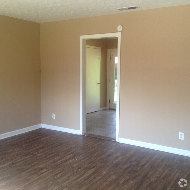 Building Photo - **UPCOMING**3 Bedroom / 1 1/2 Bathroom - H... Rental