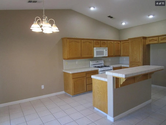 Photo - 967 Golf Ave