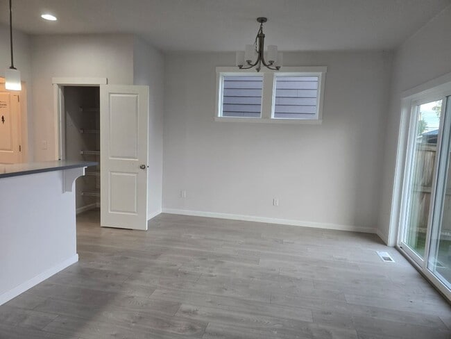 Photo - 173 N 7th Ave