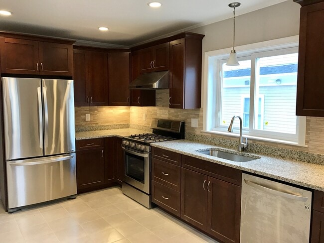 Building Photo - 129 Brooks St Unit 2