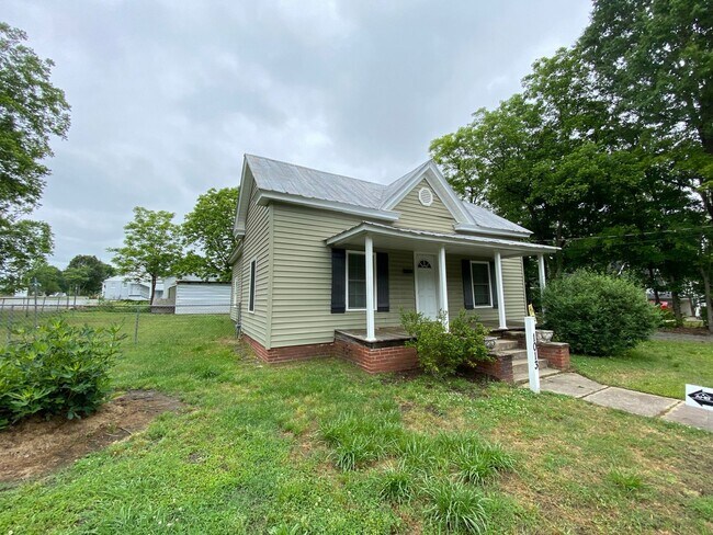 Photo - 2 Bedroom/1Bath Home Located in Burlington, NC! APPLY NOW