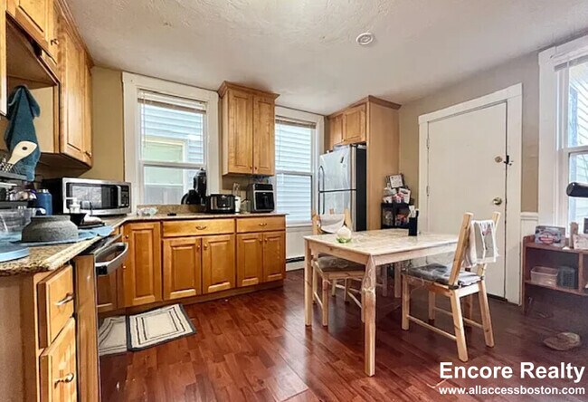 Building Photo - 8 Eldora St Unit 2