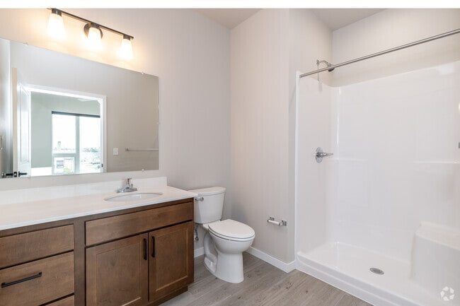 2BR, 2BA - 967SF - Primary Bathroom
