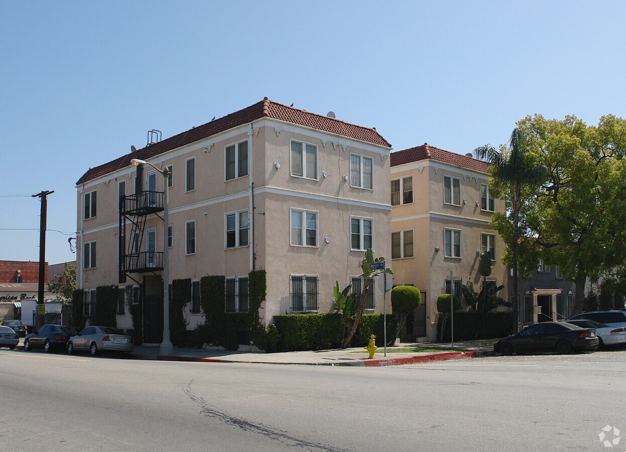 672 N Kenmore Ave - 672 N Kenmore Ave Apartments