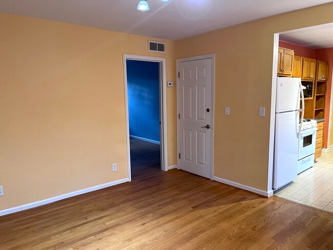 Salón/comedor frente a la entrada y las puertas de los dormitorios - 4285 Burton Rd Unidad West Aerie 2