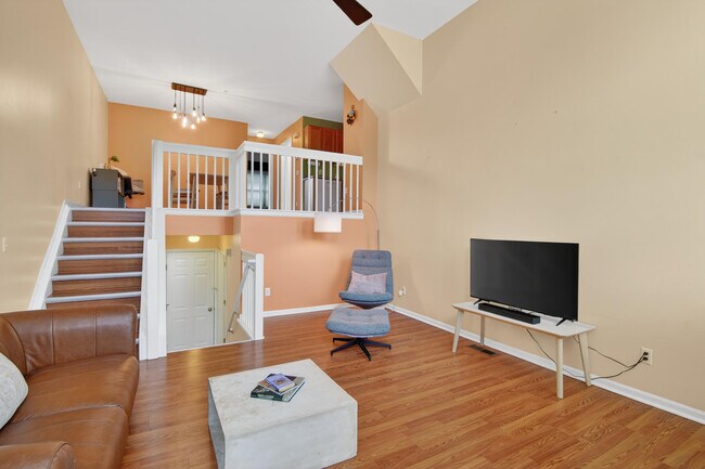 Photo - 1930 Lindsay Ln