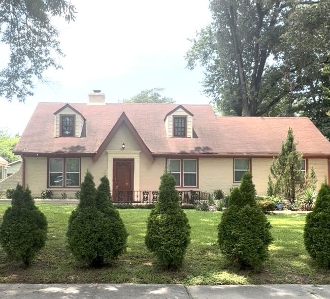 Building Photo - “Check Out This Amazing 4 bed 2 bath Home”