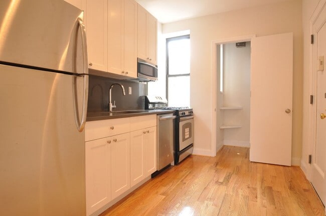 Building Photo - 358 W 45th St Unit 4A Rental