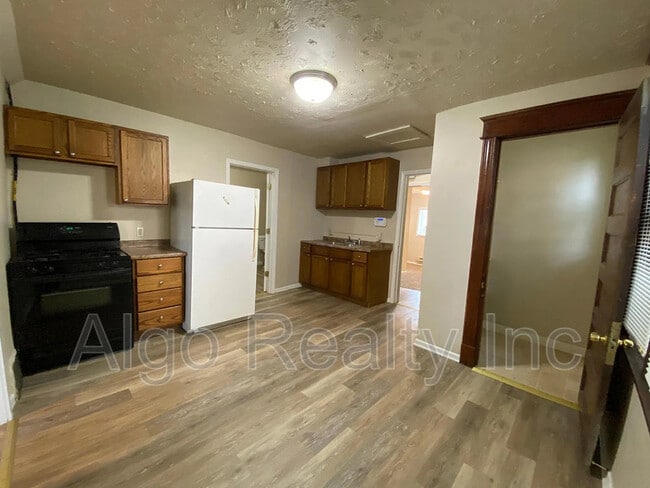 Photo - 603 Lawson Ave E