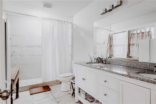 Photo - 1496 Woodland Ave SE