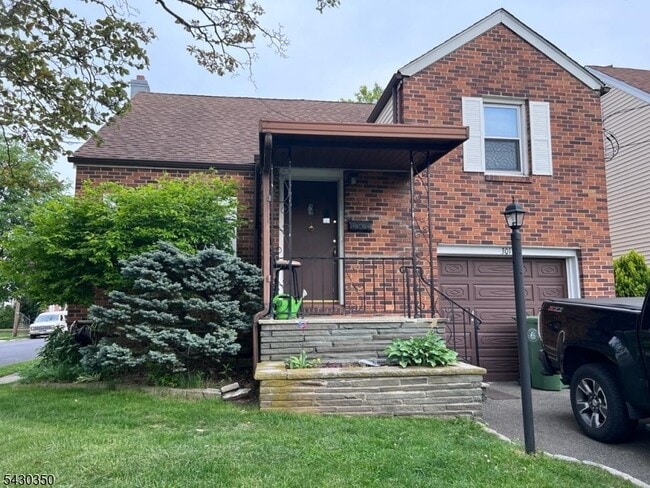 Building Photo - 301 W Elm St
