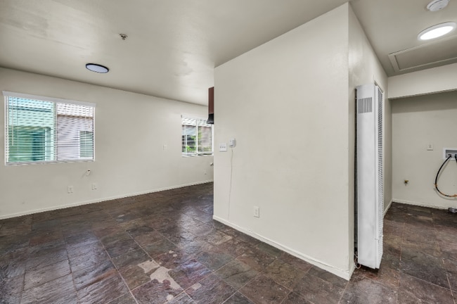 Photo - 5243 Huntington Dr Unit 4