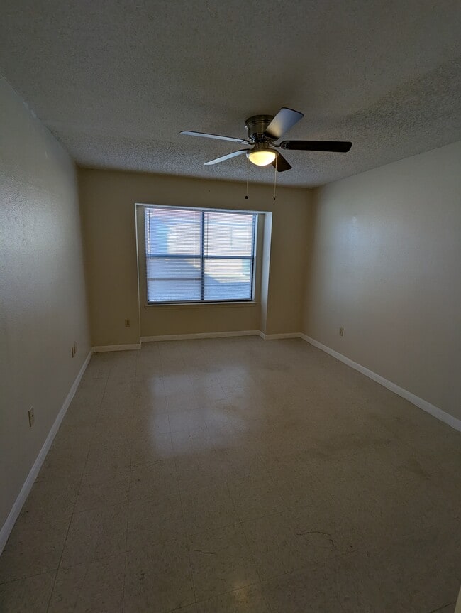 Photo - 6310 Windsor Castle