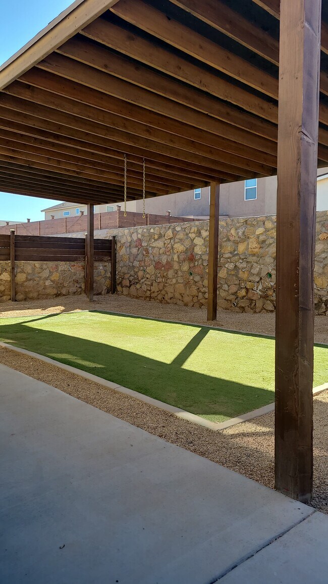 Patio trasero 1 - 14414 Armando Silva Dr