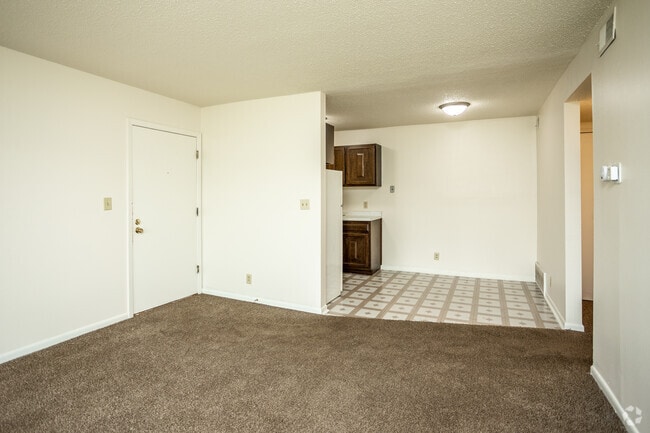 1BR, 1BA - 750 SF