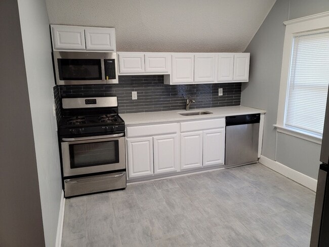 Building Photo - 363 Sherman Ave Unit 3rd Fl