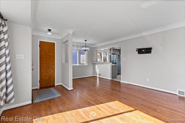 Photo - 28425 Alger St