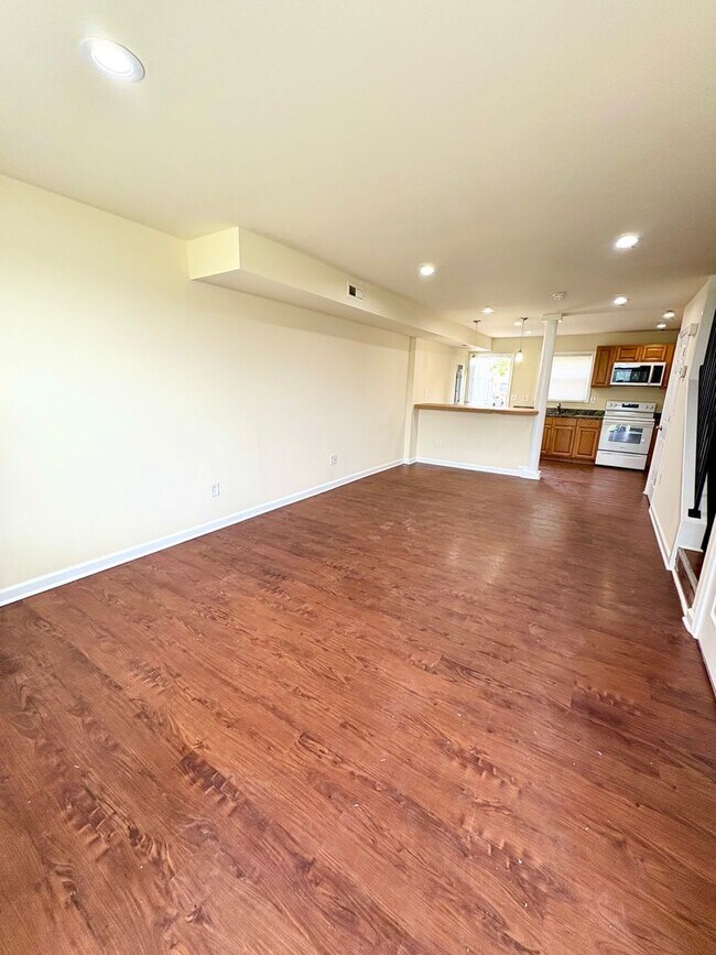 Spacious 4-Bedroom Townhome – Newly Renova... - Spacious 4-Bedroom Townhome – Newly Renova...